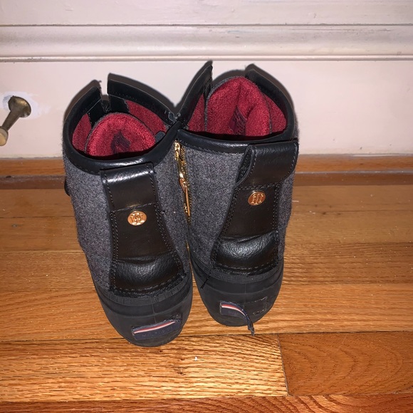 Size 9 Tommy Hilfiger boots - Picture 4 of 6